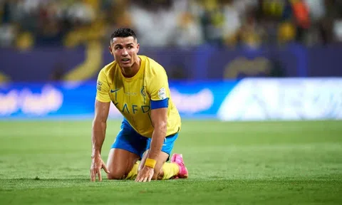 Vừa vô địch cùng Al Nassr, Ronaldo bất ngờ nhận 2 cú sốc liên tiếp