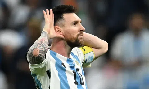 Đá quá hay, Messi bất ngờ được đối thủ cầu xin một điều