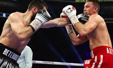 Artur Beterbiev hạ knock-out Callum Smith trong hiệp 7, thành công bảo vệ các đai vô địch