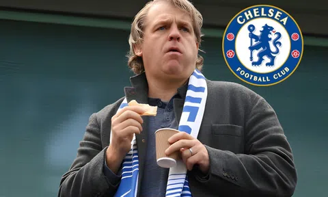 VIDEO: Chủ tịch Chelsea hành động mất vệ sinh khiến NHM bàng hoàng