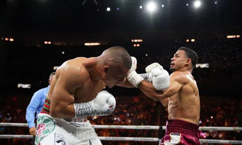 Truyền nhân của Mike Tyson khuấy đảo hạng cân mới, giành đai vô địch ngay trong trận ra mắt