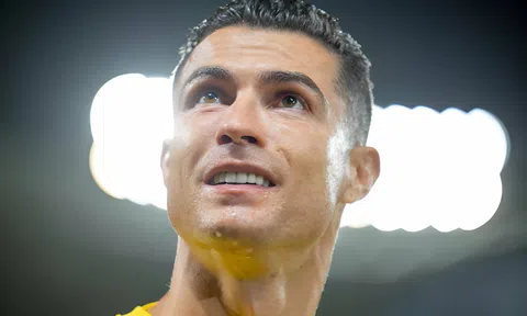 Vừa dính thẻ đỏ, Ronaldo tiếp tục bị xát muối vào vết thương