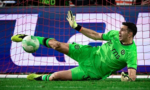 Dibu Martinez bị treo giò sau tấm thẻ vàng ở loạt đá penalty
