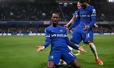 Jackson hóa Drogba, Chelsea dễ dàng đả bại Tottenham trên sân nhà