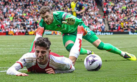 Sao Arsenal bị HLV đối thủ chỉ trích vì thói ăn vạ