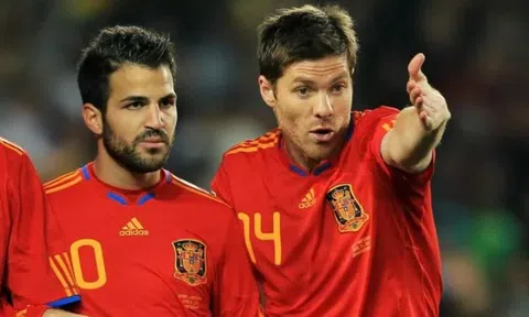 Nối tiếp Xabi Alonso, HLV Cesc Fabregas gây sốt châu Âu với câu chuyện cổ tích