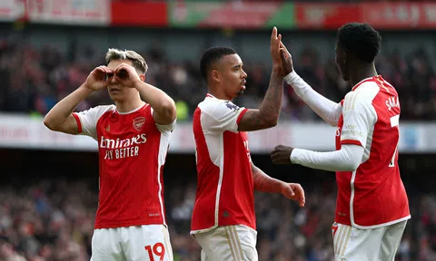 Arsenal đã tập nâng cúp vô địch Ngoại hạng Anh