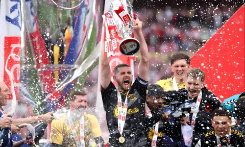 Southampton 'ăn đẫm tiền' khi trở lại Ngoại hạng Anh