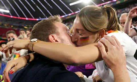 HLV Nagelsmann hôn 'ngấu nghiến' bạn gái, làm điều chưa từng có tại Euro