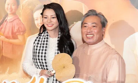 Đạo diễn Nguyễn Quang Dũng và tình trẻ Bùi Lan Hương 'dính như sam' tại buổi ra mắt phim mới