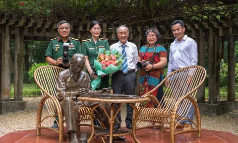 NSƯT Hương Giang và Nhà báo Trần Mạnh Thường dâng lên Bác món quà đặc biệt