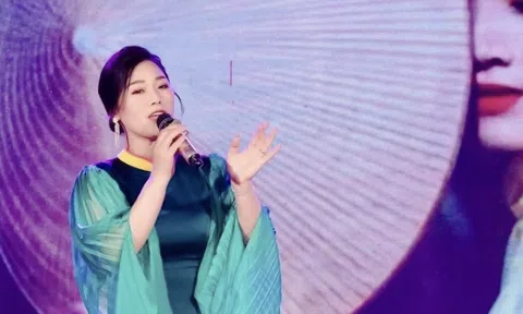 NSƯT Hương Giang thể hiện sâu lắng ca khúc Là Em Cô Gái Việt Nam của Nhạc sĩ Minh Dương