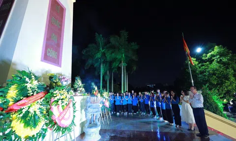 Trường Cao đẳng Thương mại và Du lịch Hà Nội dâng hương tri ân các anh hùng liệt sĩ tại Hà Nội
