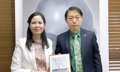 Nữ họa sỹ Việt gặp gỡ giao lưu văn hoá nghệ thuật ở xứ kim chi