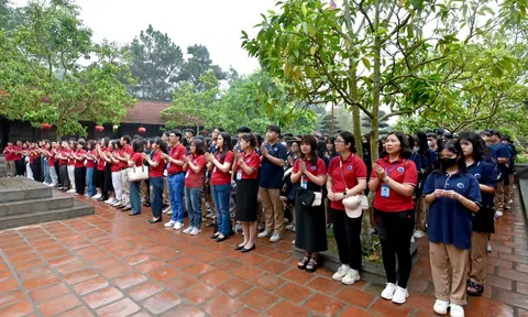 Trường THPT Lê Văn Thiêm (Hà Nội): Chương trình giáo dục truyền thống tại Đền thờ thầy Chu Văn An và học tập trải nghiệm, hướng nghiệp tại Hạ Long