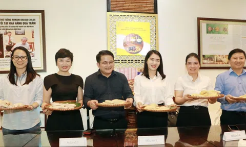 Giới thiệu Gà Tiên Yên đặc sản Quảng Ninh tại Nhà hàng Quả Trám 21 Phùng Hưng - Hà Nội