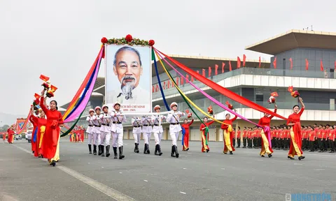 Mãn nhãn màn diễu hành, biểu dương lực lượng trong lễ kỷ niệm 50 năm Ngày truyền thống Cảnh sát cơ động