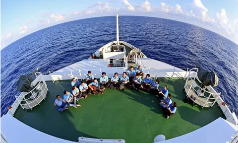 CLB "Vì Hoàng Sa - Trường Sa thân yêu" và Quỹ học bổng Vừ A Dính: Mang những tình cảm thân thương từ đất liền ra Trường Sa và Nhà giàn DK1