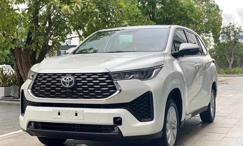 Toyota Innova Cross chính thức ra mắt tại Việt Nam: Giá từ 810 triệu đồng, có trang bị 'xịn' hơn Camry