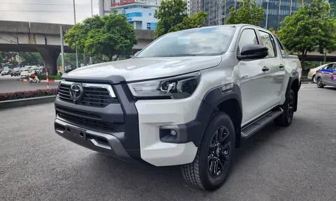 Chi tiết Toyota Hilux 2023 bản cao cấp nhất tại đại lý, thêm trang bị quyết đấu Ford Ranger