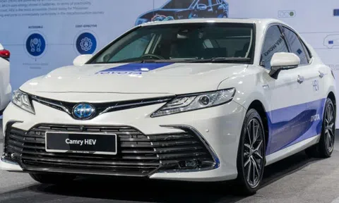 Toyota Camry Hybrid lộ diện trước thềm ra mắt: Thiết kế đẹp mê ly, ‘ăn đứt’ Mazda 6 và Honda Accord