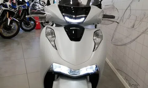 Chi tiết Honda SH 150i 2024 màu cực đẹp vừa về đại lý: Có phanh ABS, màn hình LCD, giá 98 triệu đồng