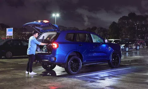 Tính năng Zone Lighting trên Ford Ranger và Ford Everest chiếu sáng cho khu làm việc và những chuyến cắm trại xa