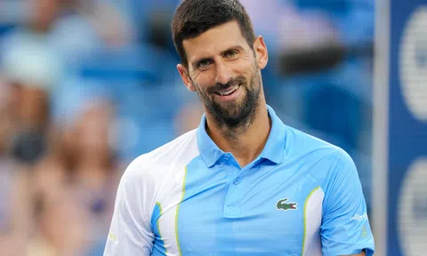 Djokovic 'vừa đấm vừa xoa' sau khi làm đối thủ bẽ mặt