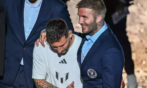 Khoảnh khắc huyền thoại: Messi, Beckham tạo dáng bên chiếc cúp lịch sử