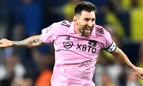 Messi ngạo nghễ nâng cúp cùng Inter Miami, bỏ ngoài tai những tiếng la ó