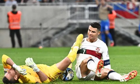 Cristiano Ronaldo thoát thẻ đỏ khi phạm lỗi nguy hiểm với đồng đội cũ tại MU