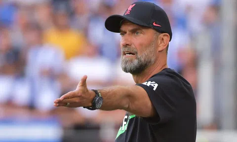HLV Liverpool giận tái mặt khi bị phóng viên hỏi xoáy vào nỗi đau 'cứ đá sớm là thua'