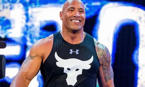 VIDEO: Tài tử Dwayne 'The Rock' Johnson trở lại WWE sau 6 năm vắng bóng