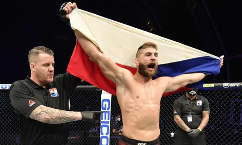 Cựu vô địch UFC tái xuất tại sự kiện chính của UFC 295