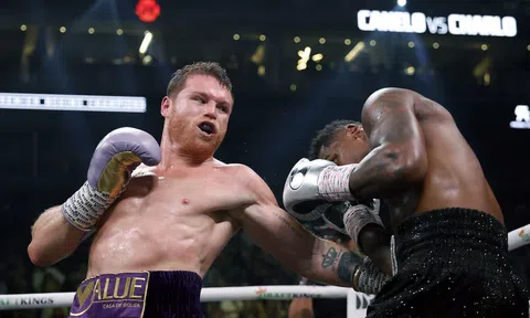 Đánh bại Jermell Charlo, 'Canelo' Alvarez thành công bảo vệ 4 đai vô địch hạng siêu trung