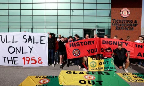 Không thể tránh khỏi, nhà Glazer lại bị 'réo tên' sau khi tỷ phú Qatar rút lui