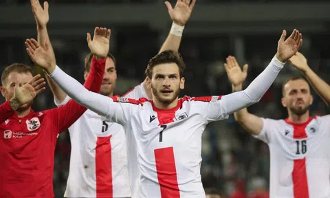 Gánh tuyển quốc gia, 'tiểu Maradona' tranh thủ luôn việc đại sự của cuộc đời