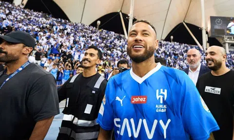 Vừa mới chấn thương, Neymar đã có hành động khiến fan ấm lòng