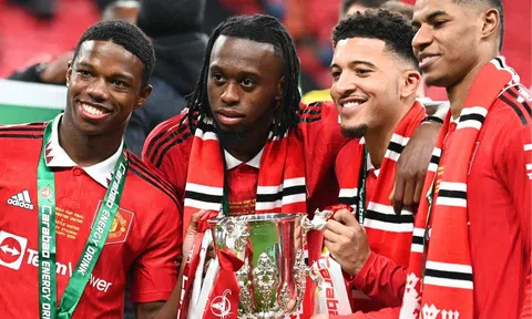 Man United chụp ảnh kỷ niệm mùa giải 2023-24, tất cả đều có mặt ngoại trừ 1 cái tên