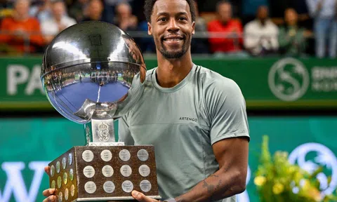 Vô địch Stockholm, Gael Monfils sánh ngang huyền thoại quần vợt Roger Federer