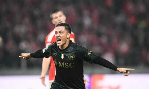 Chiến thắng nhọc nhằn, Napoli tiếp tục bám sát Real Madrid trên bảng xếp hạng