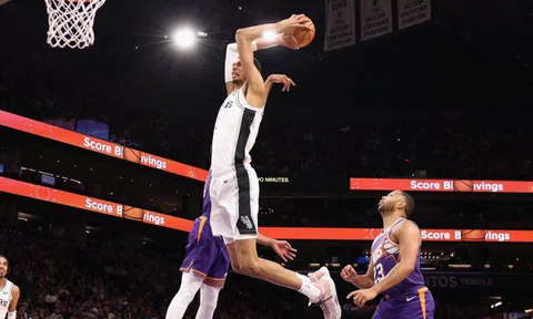 Khổng lồ bóng rổ thế giới tỏa sáng rực rỡ trong trận đấu thứ 5 ở NBA