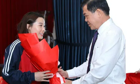 Nguyễn Thùy Linh lần đầu nhận vinh dự từ các lãnh đạo cấp cao
