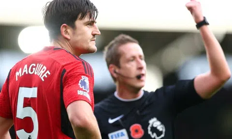 Trọng tài check VAR cho MU, Maguire phản ứng khiến tất cả nể phục