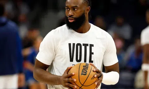 Vén màn lý do các cầu thủ NBA mặc áo in chữ "Vote" trong các trận đấu