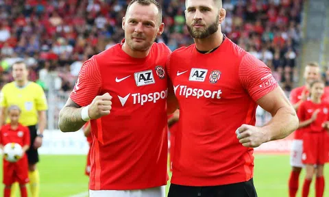 Nhà vô địch MMA Jiri Prochazka cùng kỉ niệm khó quên với trái bóng tròn