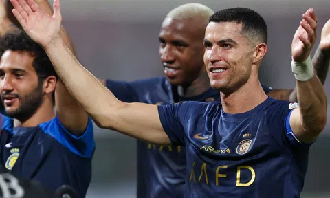 Thi đấu thăng hoa, Ronaldo được trao thưởng nhưng vẫn làm fan 'dậy sóng'