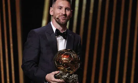 Hành động 'điên rồ' khi nhận Quả bóng vàng, Messi được đồng nghiệp thán phục hết lời