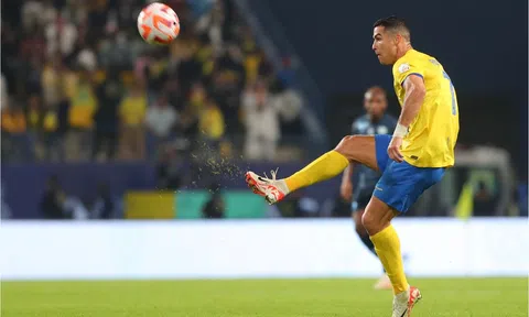 Lập siêu phẩm 40m, Ronaldo sáng cửa nhận danh hiệu đáng ra phải có 5 năm trước
