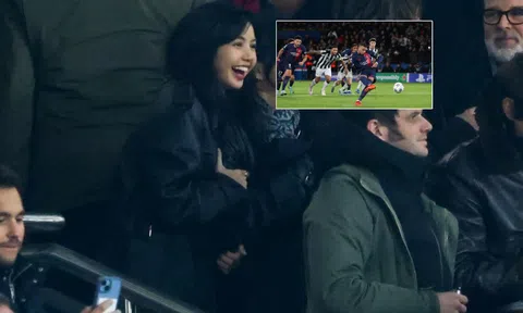 'Tuyệt phẩm nhan sắc' Lisa BlackPink sáng bừng góc khán đài Parc de Princes